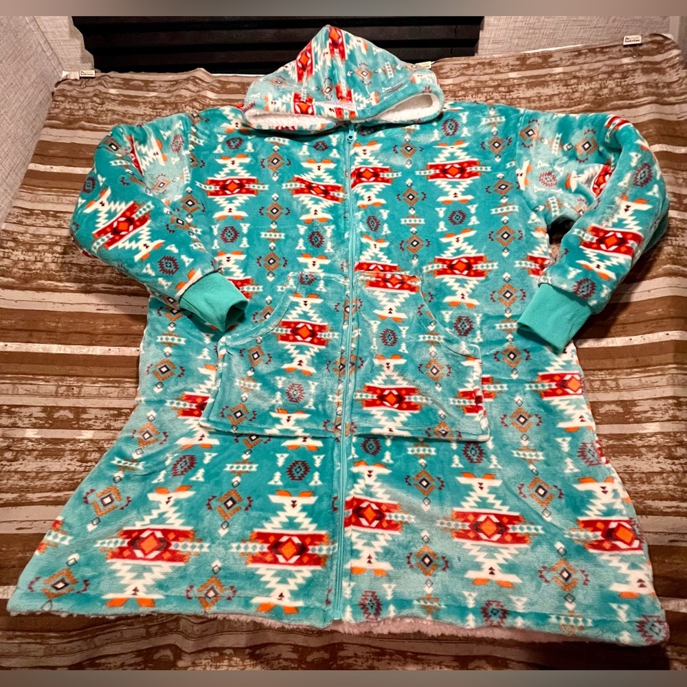 COPY - NWOT Women’s Sherpy Western Aztec Wearable Blanket With Hood